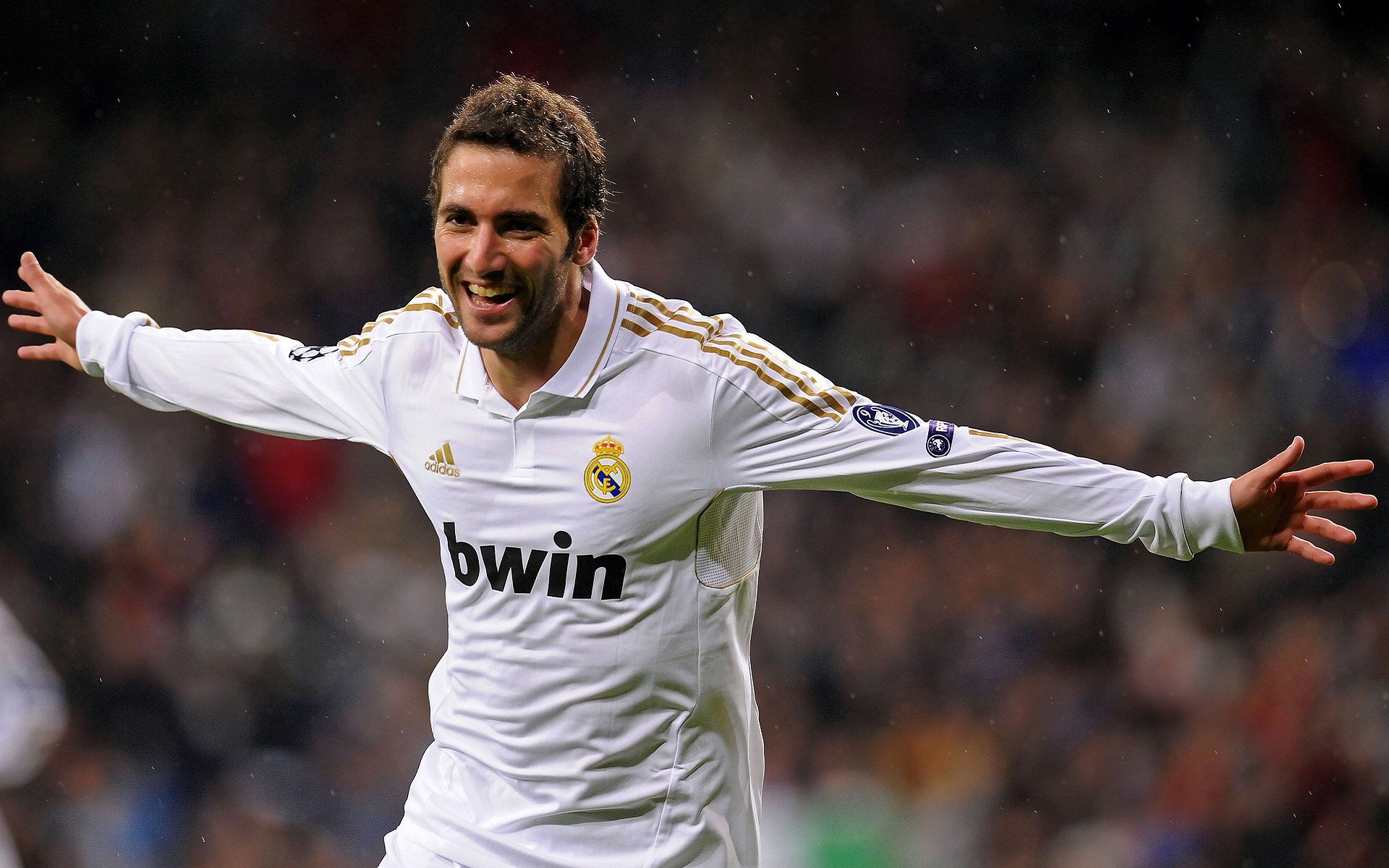 卡特的踢球节奏变化多端，令对方防守无法预料，卡特打球视频