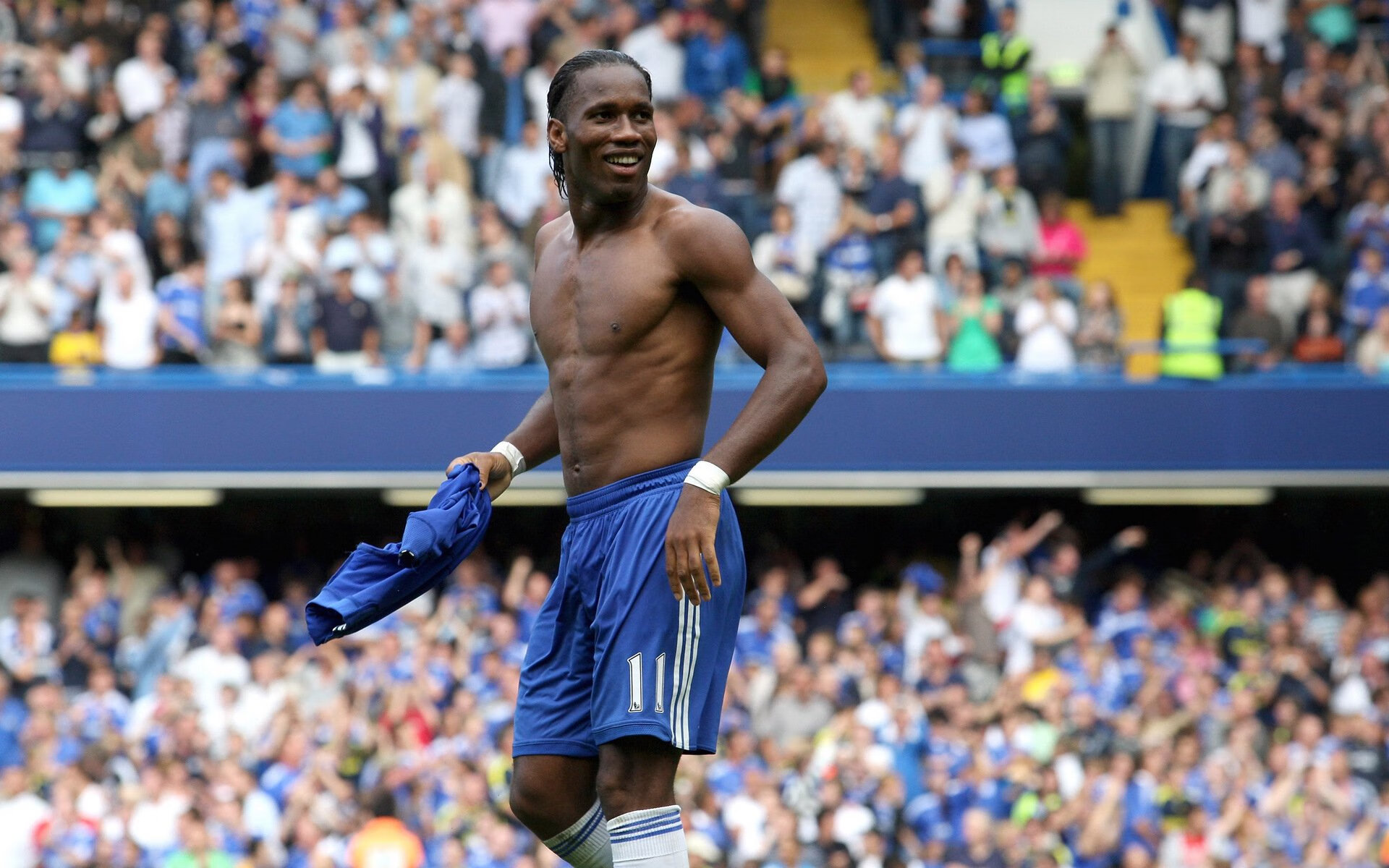 新西兰全黑队凭借无懈可击的球场控制力，战术执行完美，新西兰全黑队队员介绍